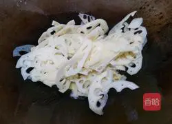 Illustration of how to make fried lotus root slices with green pepper 9