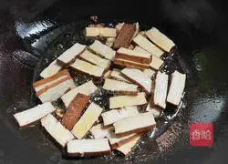 Illustration of how to make stir-fried dried beans with leeks 3