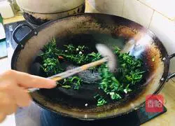 Illustration of how to make stir-fried radish and cherry blossoms 7
