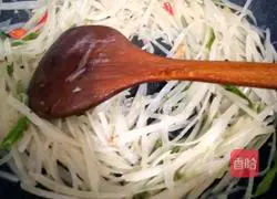 Illustration of how to make spicy and sour potato shreds 3