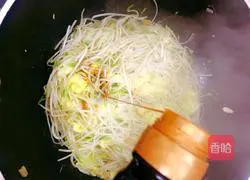 Illustration of how to make scrambled eggs with bean sprouts 6