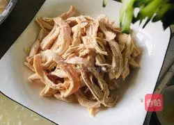 Illustration of how to make shredded chicken breast 3