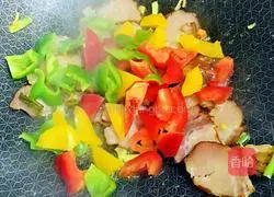 Illustration of how to stir-fry bacon with colored peppers 5