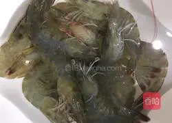 Illustration of how to cook raw shrimp 1