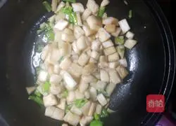 Illustration of how to stir-fry eggplant and pepper 5