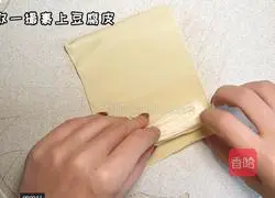 Illustration of how to make bean skin and enoki mushroom rolls 1