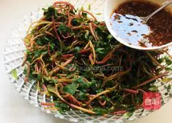 Illustration of how to make healthy peanuts mixed with purslane 8