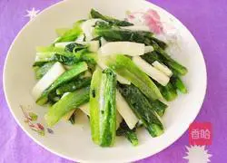 Illustration of how to stir-fry yam and lettuce 11