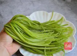 Illustration of how to make cold garlic moss 4