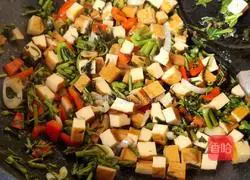 Illustration of how to make fried toon and dried beans 15