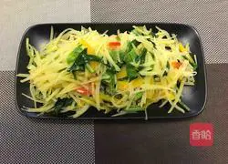 Illustration of how to stir-fry celery leaves and shredded potatoes 9