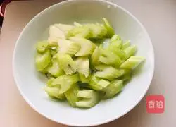 Illustration of how to make celery lily 3