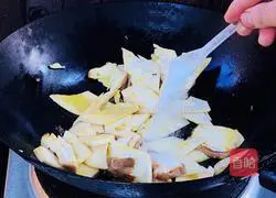 Illustration of how to stir-fry king oyster mushrooms and sweet potato leaves 5