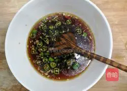 Illustration of how to pour juice on oysters 10