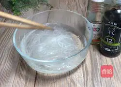 Illustration of how to mix cucumber with vermicelli 2