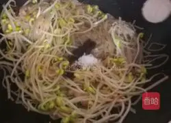 Illustration of how to stir-fry vermicelli with soybean sprouts 8