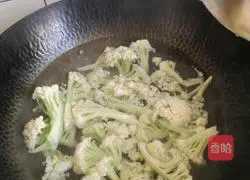 Illustration of how to stir-fry cauliflower with tomatoes and mushrooms 2