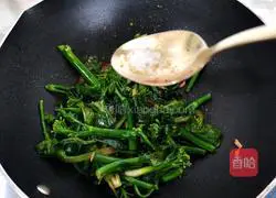 Illustration of how to stir-fry kale sprouts with soybean paste 6