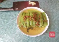 Illustration of how to make garlic loofah 8