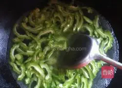Illustration of how to stir-fry bitter melon in soy sauce (reducing the bitterness) 3