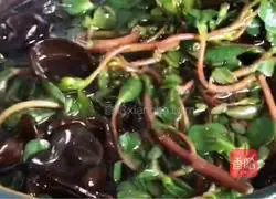 Illustration of how to make fungus mixed with purslane 8