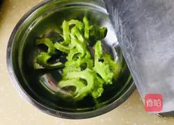 Illustration of how to make cold bitter melon 3