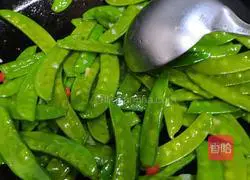 Illustration of how to make fried snow peas 8