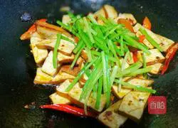 Illustration of how to stir-fry celery and dried celery 9