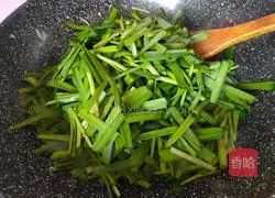 Illustration of how to make fried leeks with shredded bamboo shoots 8