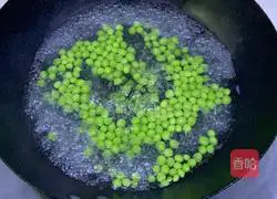 Illustration of Jinyu Hongfu (fried diced ham with corn, sweet beans) 4