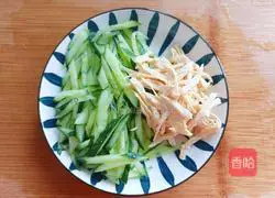 Illustration of how to make cold cucumber chicken breast 4
