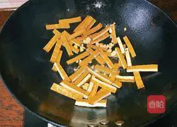 Illustration of how to make stir-fried and dried chive flowers 4