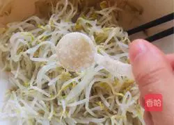 Illustration of how to make cold mung bean sprouts 6