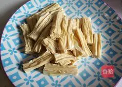 Illustration of how to make celery and peanuts mixed with yuba 4