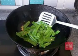 Illustration of how to make garlic snow peas 3