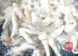 Illustration of how to make cold garlic and spicy chicken feet 3