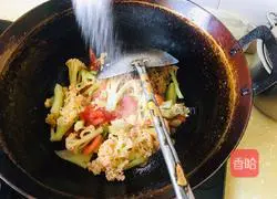 Illustration of how to stir-fry organic cauliflower with tomatoes 6