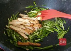 Illustration of how to make fried tofu and stir-fried green garlic sprouts 7