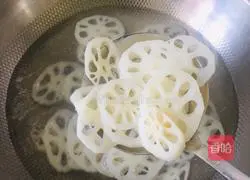 Illustration of how to make cold lotus root slices 4