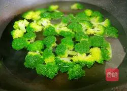 Illustration of how to stir-fry broccoli and mushrooms 4