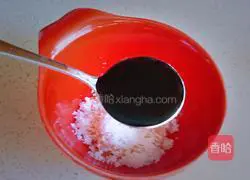 Illustration of how to mix iced vegetables with vinegar and minced garlic 3