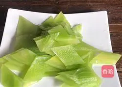 Illustration of how to make fried lettuce with wolfberry 1