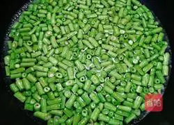 Illustration of how to make fried beans and scrambled eggs 5