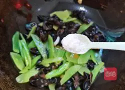 Illustration of how to make fried fungus and lettuce 14