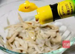 Illustration of how to make hand-shredded king oyster mushrooms 3