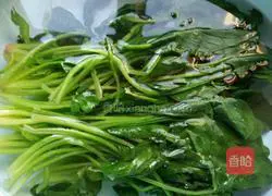 Illustration of how to make cold spinach and peanuts 3