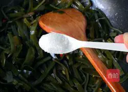 Illustration of how to make spicy kelp head 11