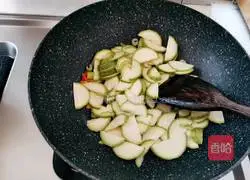 Illustration of how to make fried zucchini with chopped pepper 4