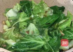 Illustration of how to make hand-shred cabbage 7