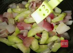 Illustration of how to stir-fry onions and loofah 9